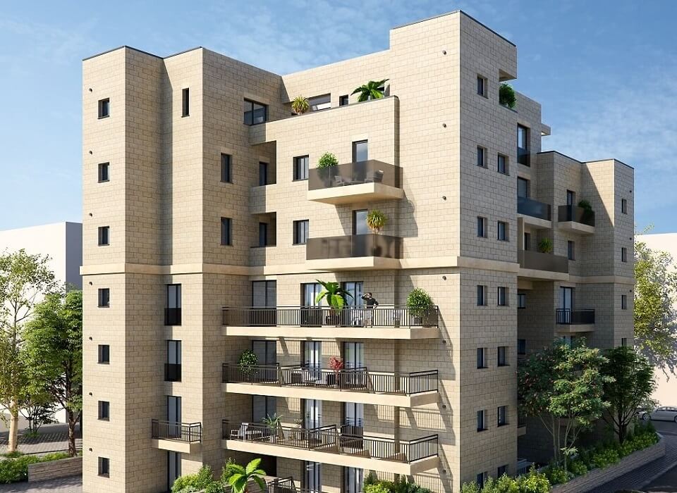 בניין גבוה עם מרפסות, כביש ועצים מסביב